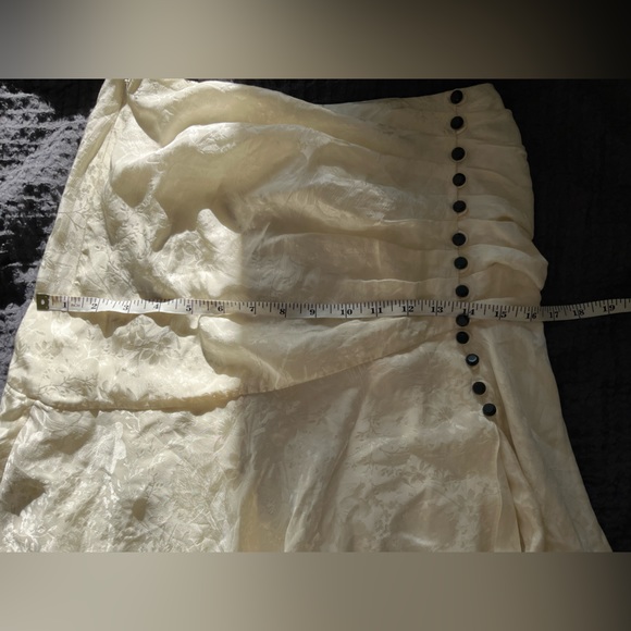 Le Fou Wilfred (Aritzia) %100 silk Tango skirt in cream - Picture 8 of 8